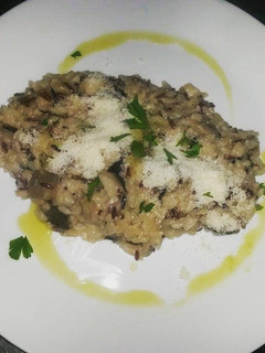 Una foto de Risotto de arroz salvaje con setas y parmesano