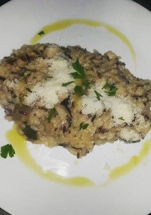 Una foto de Risotto de arroz salvaje con setas y parmesano