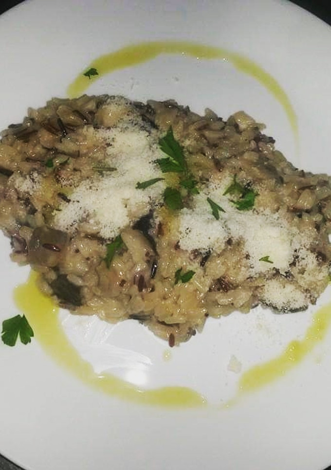 Una foto de Risotto de arroz salvaje con setas y parmesano
