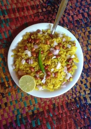 कांदा पोहा (Kanda Poha recipe in Hindi) रेसिपी मुख्य फोटो