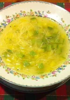 Una foto de Sopa de fideos con calabacitas y apio