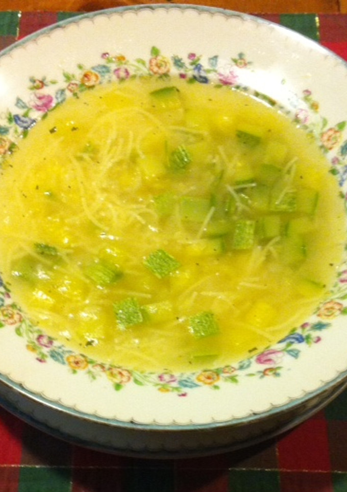 Una foto de Sopa de fideos con calabacitas y apio