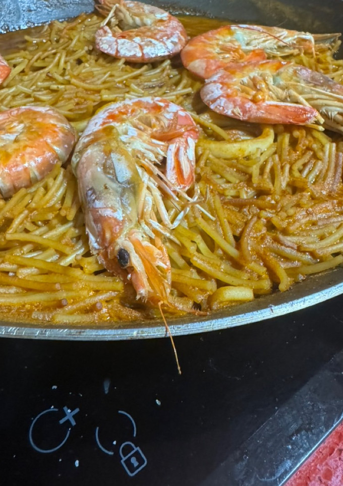 Una foto de Fideuá