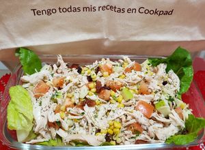 Una foto de Ensalada de pollo desmenuzado..