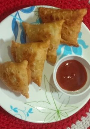 समोसा (samosa recipe in marathi) रेसिपी चे मुख्य फोटो