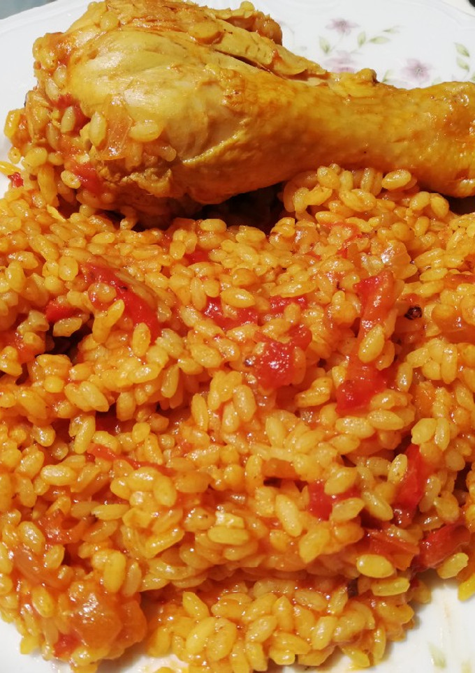 Una foto de Arroz con muslos de pollo 🐔