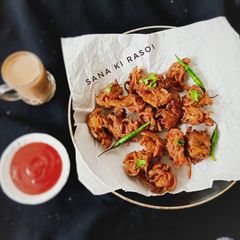 A picture of Pyaz pakoda.