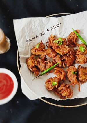 A picture of Pyaz pakoda.