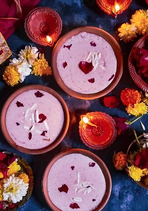 રોઝ ગુલકંદ ફિરની (Rose Gulkand Firni Recipe In Gujarati) રેસીપી મુખ્ય ફોટો