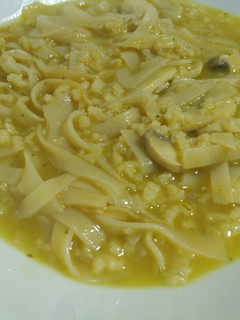 Una foto de Noddles de arroz con champiñones