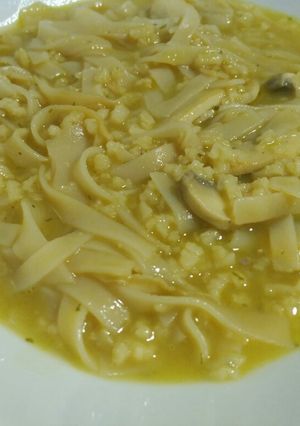 Una foto de Noddles de arroz con champiñones