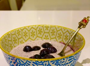 Una foto de Pudín de semillas queso mascarpone yogur griego ! Con un toque de maqui !!