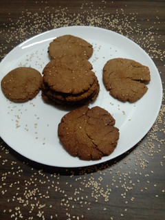 बाजरा मीठी मठरी (Bajra Meethi mathri recipe in hindi) रेसिपी मुख्य फोटो