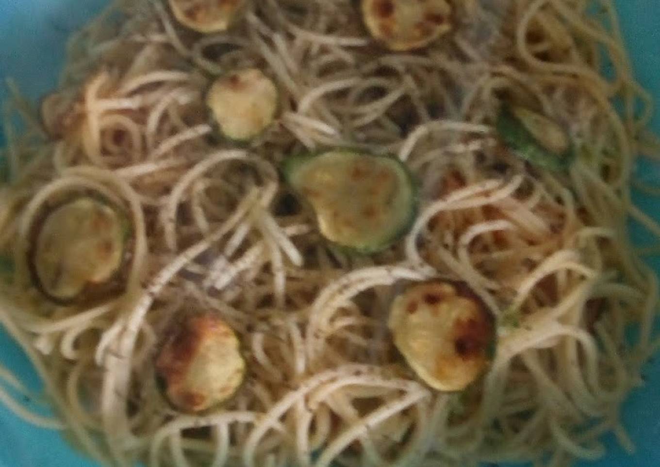 Spaguetti con calabacitas y albahaca