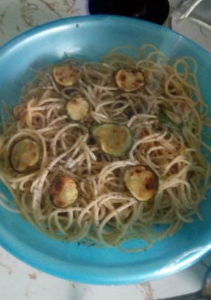 Una foto de Spaghetti con calabacitas y albahaca