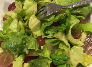 Una foto de Ensalada de lechuga con uvas