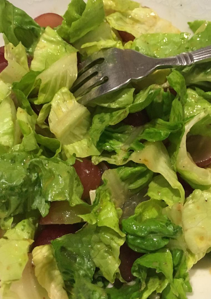 Una foto de Ensalada de lechuga con uvas