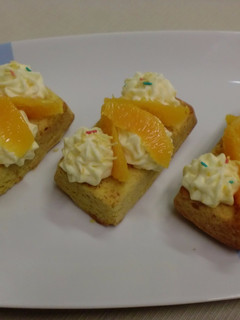 Una foto de Cake de naranja con flores de nata