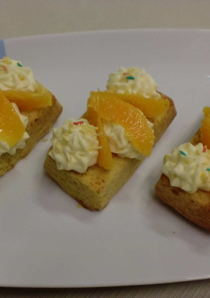 Una foto de Cake de naranja con flores de nata