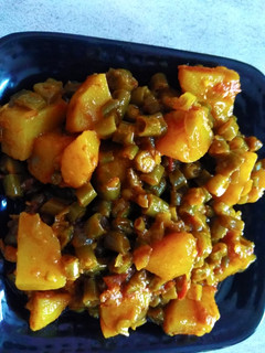 A picture of Potatoes and French beans.