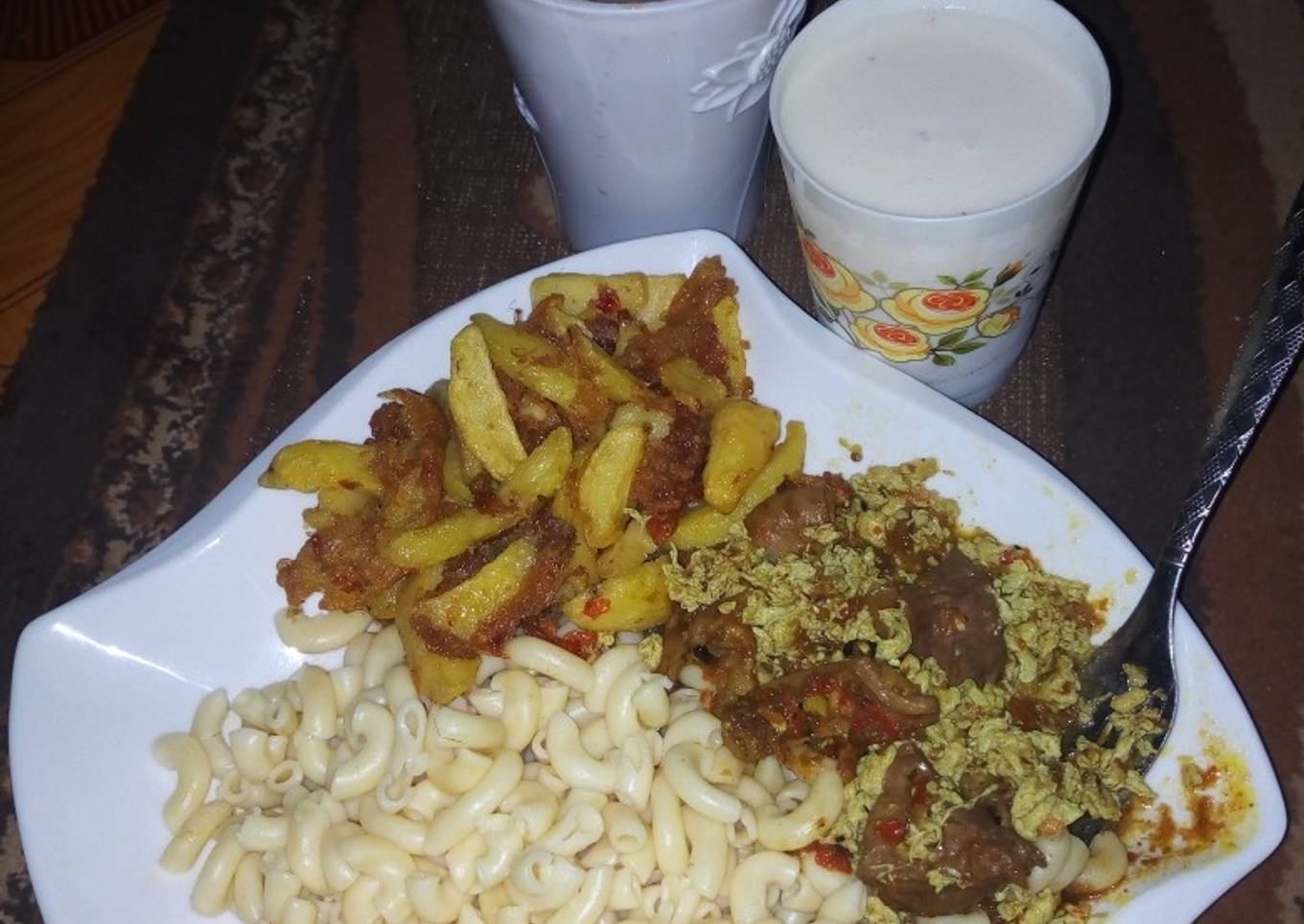 White macaroni and egg sauce