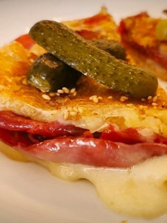 Una foto de Sándwich de bresaola y queso