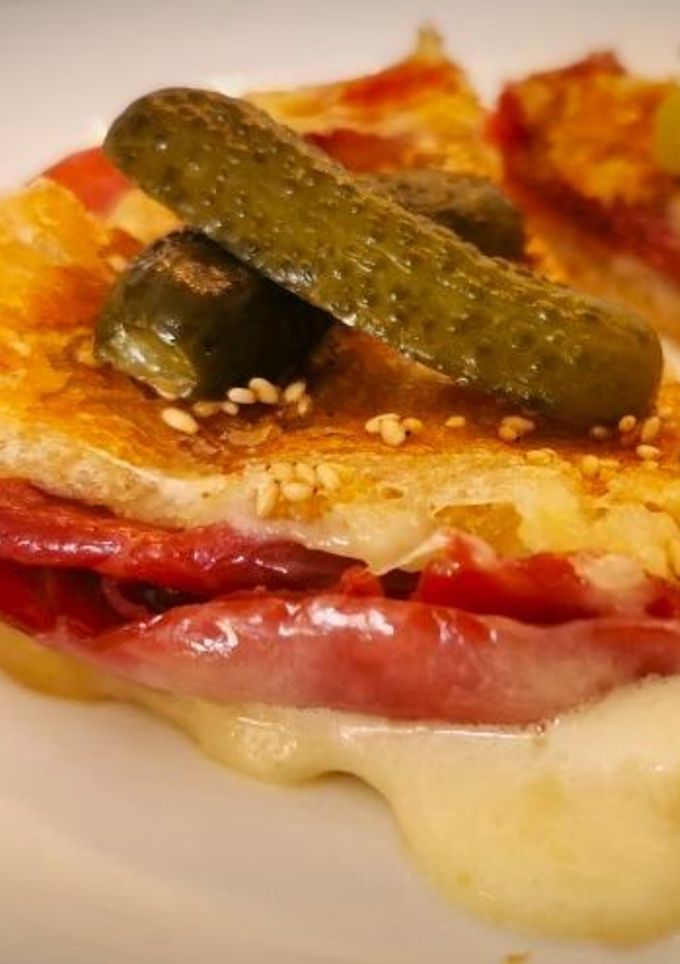 Una foto de Sándwich de bresaola y queso