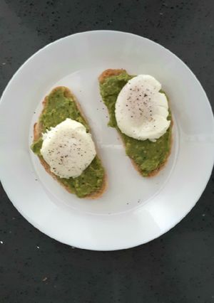 Une photo de Oeufs pochés sur toasts à l'avocat