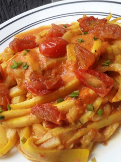 Una foto de Espaguetis de calabacín en salsa cremosa de pimentón🍝🌶🍅