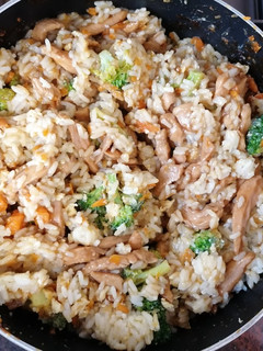Una foto de Arroz con pollo teriyaki