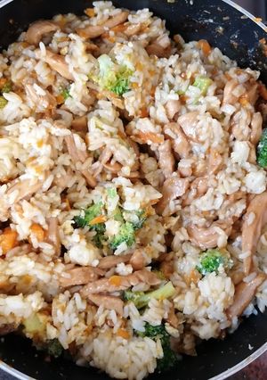 Una foto de Arroz con pollo teriyaki
