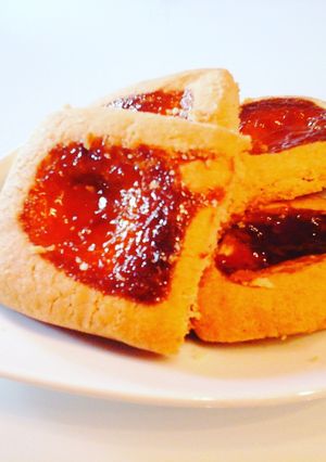 A picture of Biscuits with Jam.