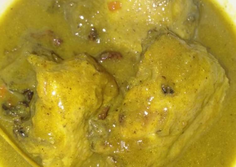 Opor ayam bumbu kuning