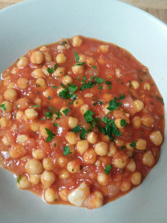 Una foto de 🥄Garbanzos a la catalana🍅🌿🌺