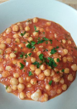 Una foto de 🥄Garbanzos a la catalana🍅🌿🌺