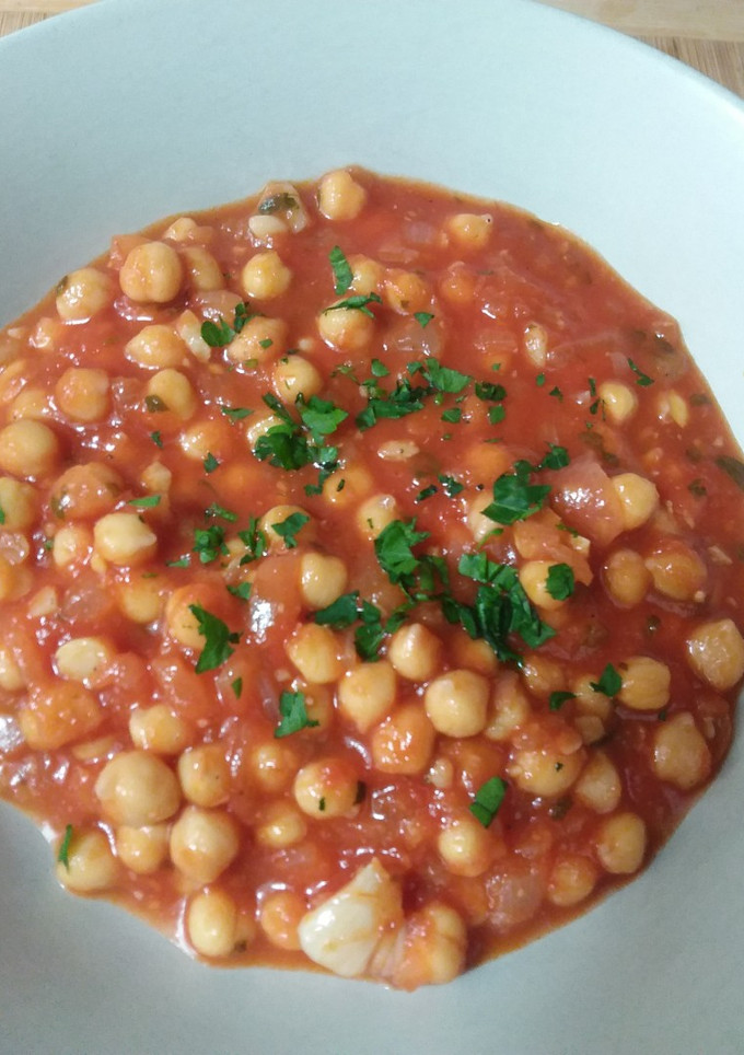 Una foto de 🥄Garbanzos a la catalana🍅🌿🌺