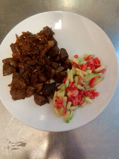 Una foto de Hígado encebollado con ensalada de pepino y pimiento rojo