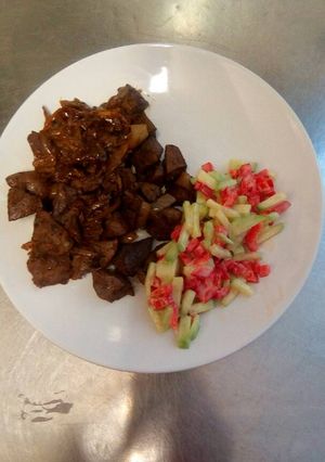 Una foto de Hígado encebollado con ensalada de pepino y pimiento rojo