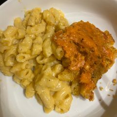 A picture of Homemade macaroni cheese.