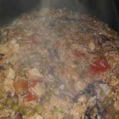 Una foto de Arroz rojo con pollo y mariscos