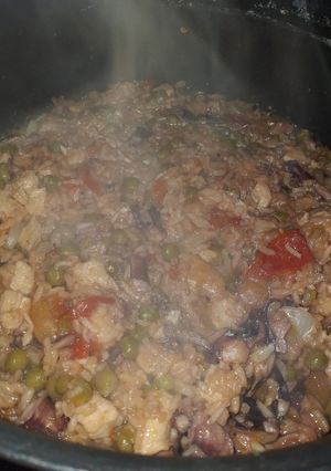 Una foto de Arroz rojo con pollo y mariscos