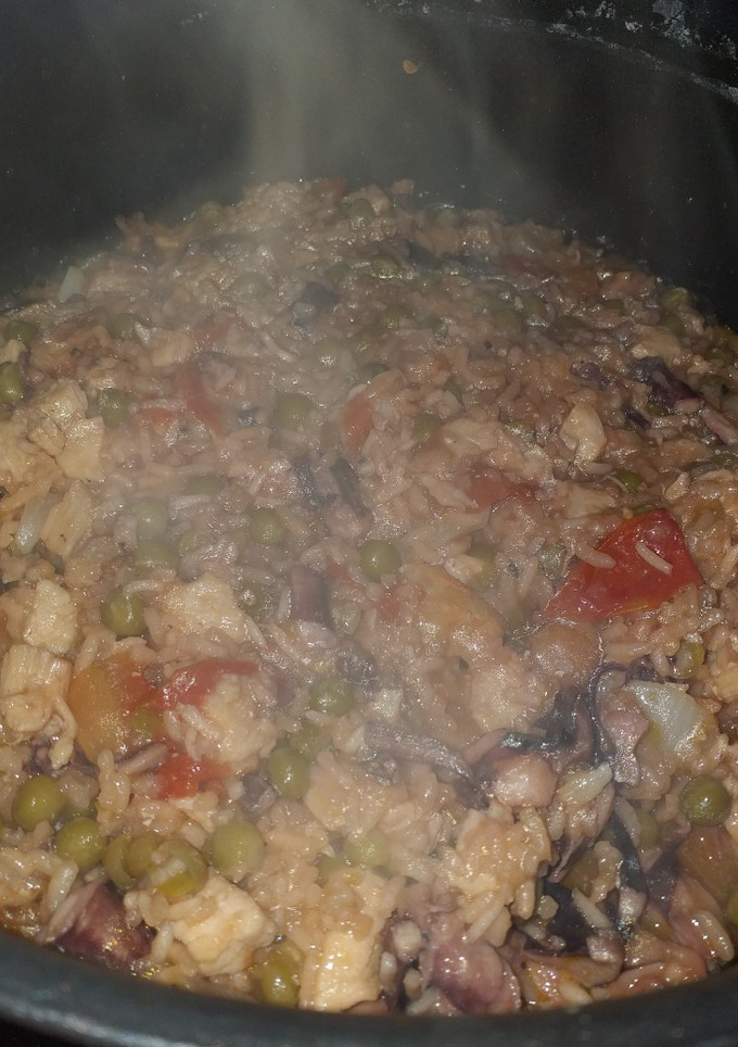 Una foto de Arroz rojo con pollo y mariscos