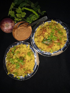 કાંદા પોહા (Kanda Poha Recipe In Gujarati) રેસીપી મુખ્ય ફોટો