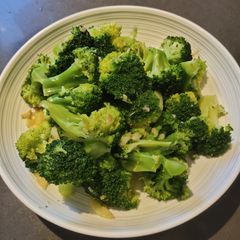 A picture of Buttered Brocolli.