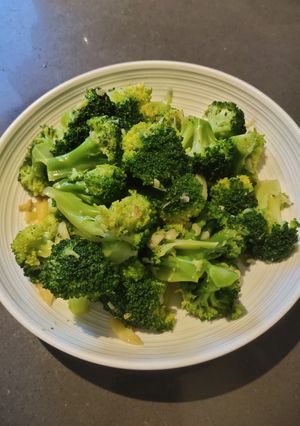 A picture of Buttered Brocolli.