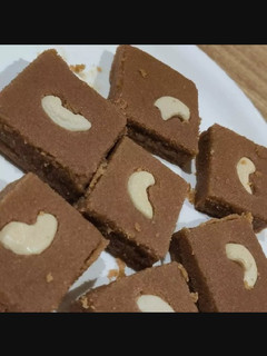 ગોળ પાપડી (Gol Papdi Recipe In Gujarati) રેસીપી મુખ્ય ફોટો