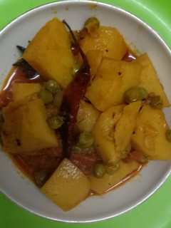 વટાણા બટેકા નું શાક (Vatana Bataka Shak Recipe In Gujarati) રેસીપી મુખ્ય ફોટો