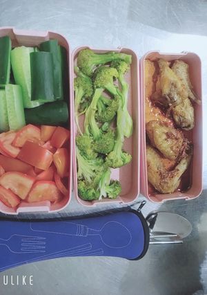 Hình của món Cánh gà chiên nước mắm sa tế. Cơm hộp trưa nay.
