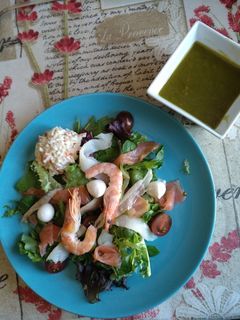 Una foto de Ensalada de ahumados con vinagreta de pistachos y miel