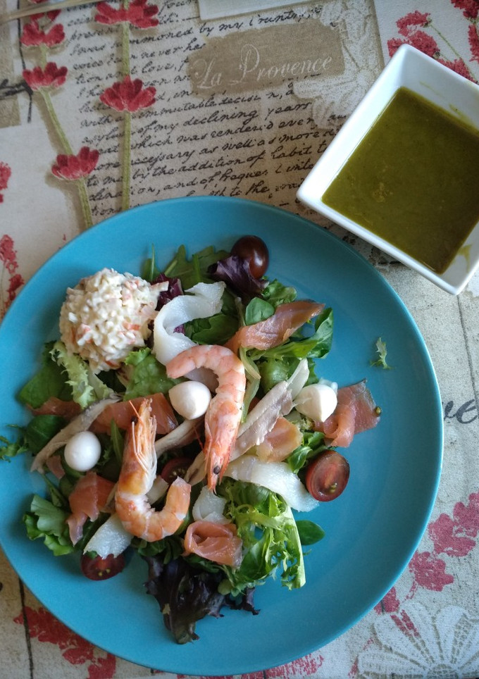 Una foto de Ensalada de ahumados con vinagreta de pistachos y miel